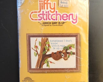 Kit ricamo Crewel Jiffy Stitchery n. 618 "...Quale direzione è verso l'alto" 5 x 7" Orso sull'albero della designer Connie Blyler nella confezione originale Kit non aperti