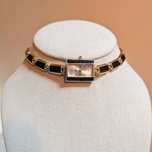 Collar gargantilla vintage Contempo con reloj de cuarzo en tono dorado, esfera dorada y eslabones rectangulares negros y dorados (no funciona).