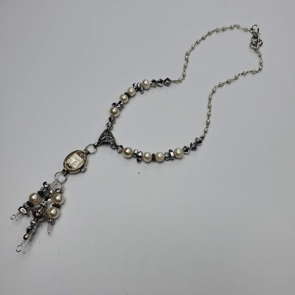 Collana in stile sundance con orologio vintage riciclato in oro bianco con ematite, perla, argento e cristallo n. 21