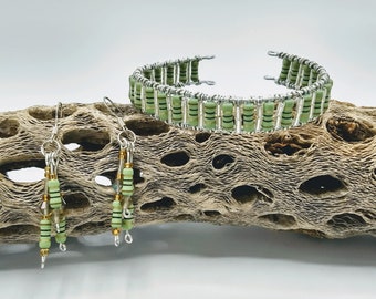Conjunto de pulsera y pendientes de resistencia reciclada: cuentas de vidrio verde menta