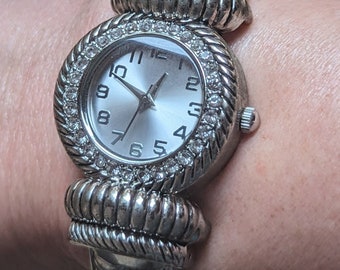 Vintage Working Silver Tone Starfish Beachy Cuff Watch  display picture 1
