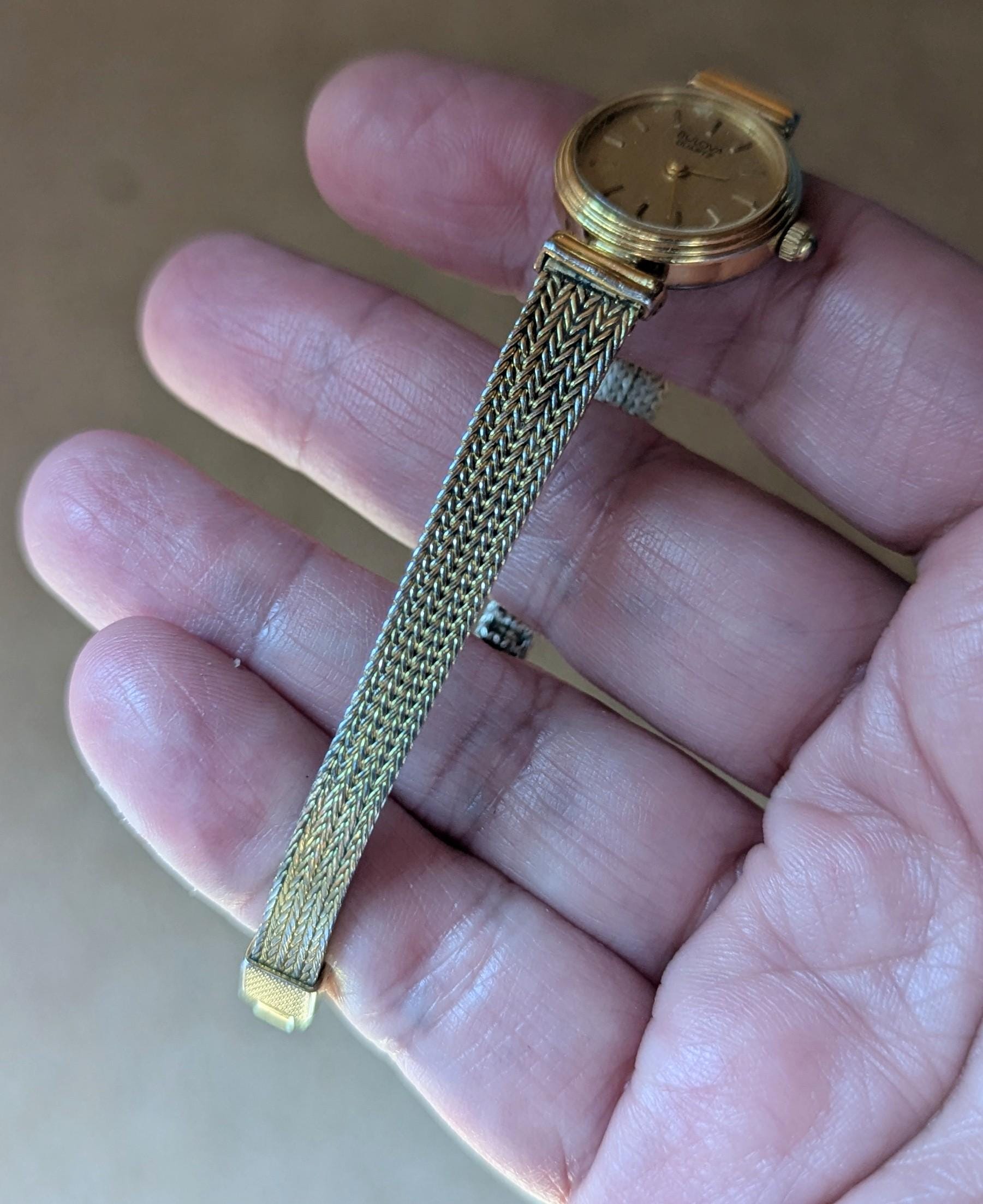Vintage Bulova Gold Tone Watch: Chevron Band, Working  display picture 3