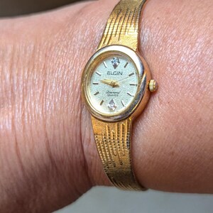 Vintage Elgin Gold Tone Oval Watch: Steampunk Embossed Band  display picture 1
