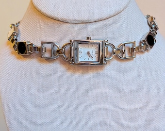 Collar con reloj de cuarzo cuadrado, de tono plateado, vintage, en funcionamiento, sin marca, con eslabones en color marfil y negro, cadena de cable y batería nueva.