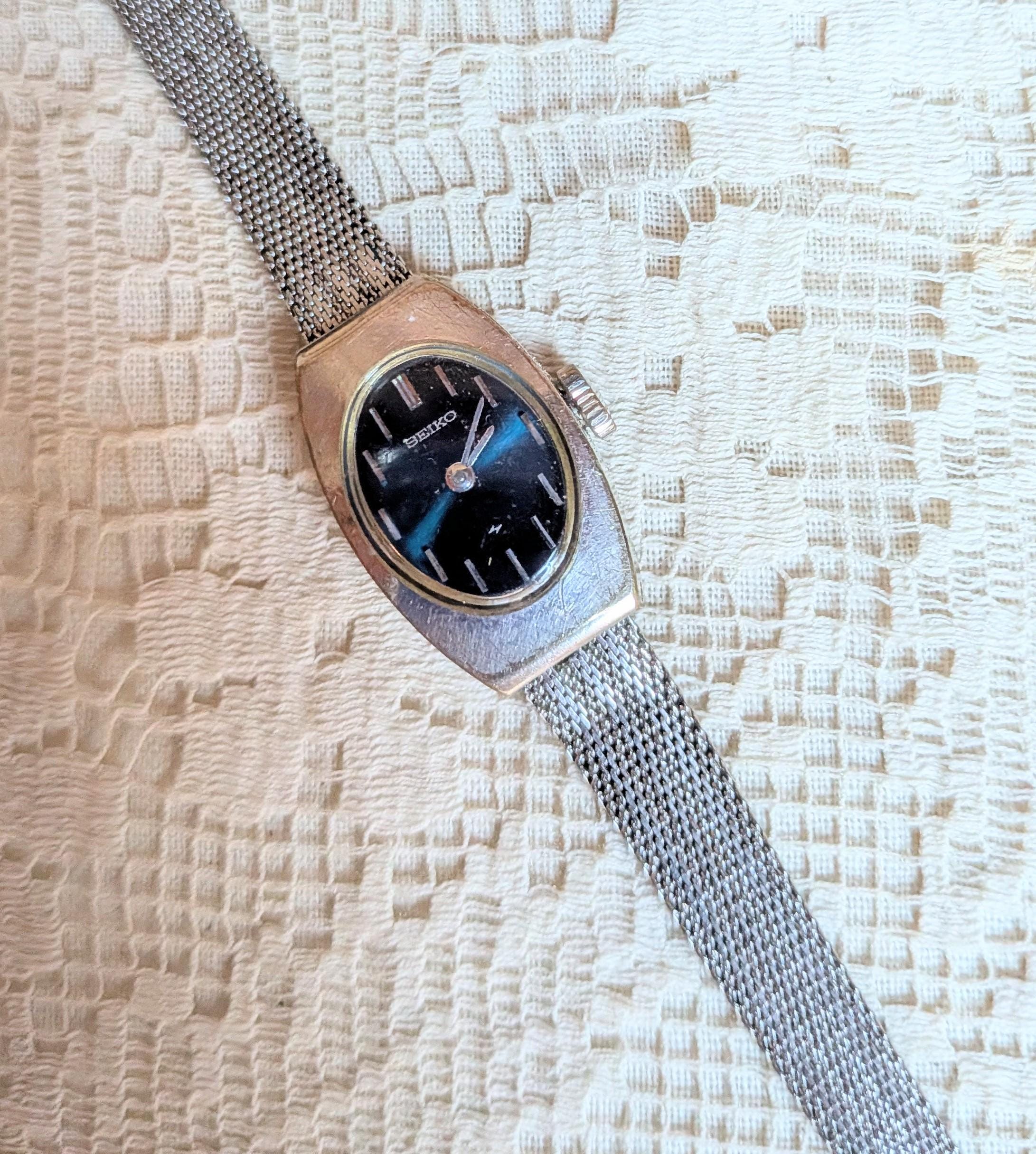 メッシュ風バンドとブルー文字盤を備えた、動作可能なヴィンテージ