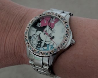 Fungerande vintage silverfärgad chunky Minnie Mouse-klocka med flerfärgade "stenar"