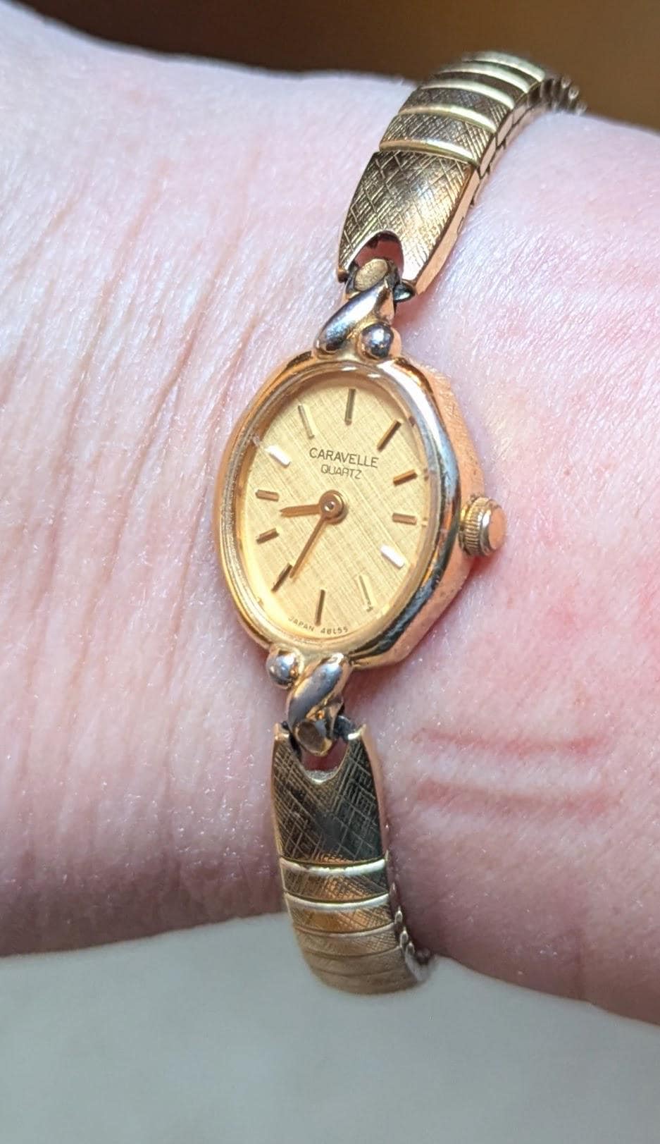 caravelle‎ watch Women\'s Gold Tone Striped Elastic Band Vintage Caravelle Traditional Gold-Tone Stretch Band Ladies Watch  main image 4