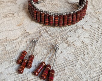Conjunto de pulsera y pendientes de resistencia reciclada en color rojo ladrillo. Pieza vintage reciclada.