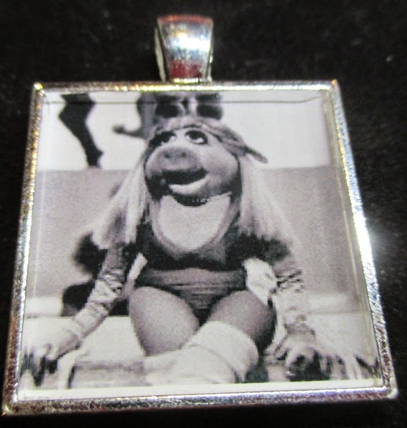 miss piggy silver dress REALLY love that they brought back Piggy's classic silver dress from the first 3 seasons : r/Muppets
