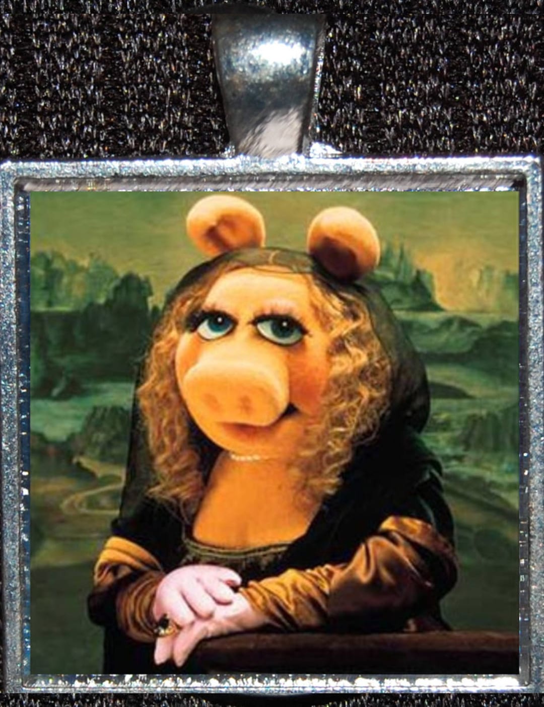 マーカスルプファー × DISNEY タグ付き MISS PIGGY セーター CHOICE Miss Piggy Muppets Da Vinci Silver Pendant Necklace Jewelry