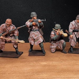 Scale 1/35 painted German Panzergrenadiers (4)