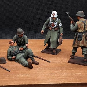 1/35 PAINTED  Fallen Comrade (4 figures)