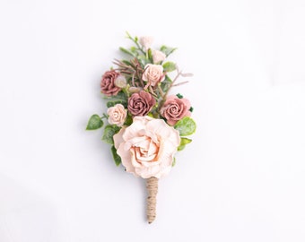 Boutonniere/ Anstecker, Hochzeit Ansteckblume Bräutigam mit Rosen, Eukalyptus Blättern, Laub und Ruksus