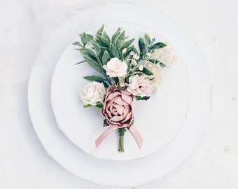 Boutonniere for the groom with dusty pink and blush flowers. Boho and Rustic Wedding. Flower Brooch with eucalyptus leaves, ruskus and roses