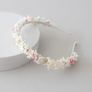Boho flower headband with dried flowers, baby&#39;s breath and daisies. Romantic bridal headpiece. Flower girl headband. Meadow headpiece.