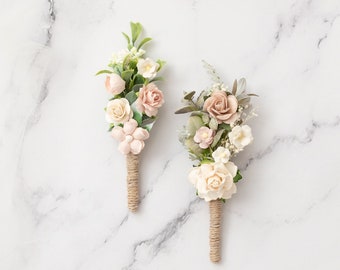 Boutonnière pour le marié Boho et Rustic Wedding. Broche fleur avec feuilles d'eucalyptus, ruskus, feuillage, roses et fleurs sauvages