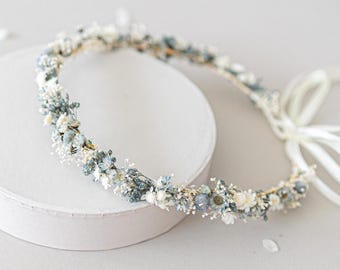 Corona romántica de flores secas. Corona nupcial de flores, corona de hada azul polvoriento, diadema de boda, tocado de prado, halo floral.