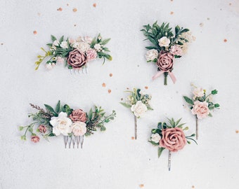 Stoffig roze bruidshoofddeksel, haarkam, haarspelden of corsages. Rozen, eucalyptus en gedroogde babyademhaling. Blozen boho bruiloftaccessoires