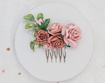Dusty pink hair comb. Bridal floral headpiece. Decorative comb with roses and eucalyptus. Fairytale comb. Meadowy small hair comb