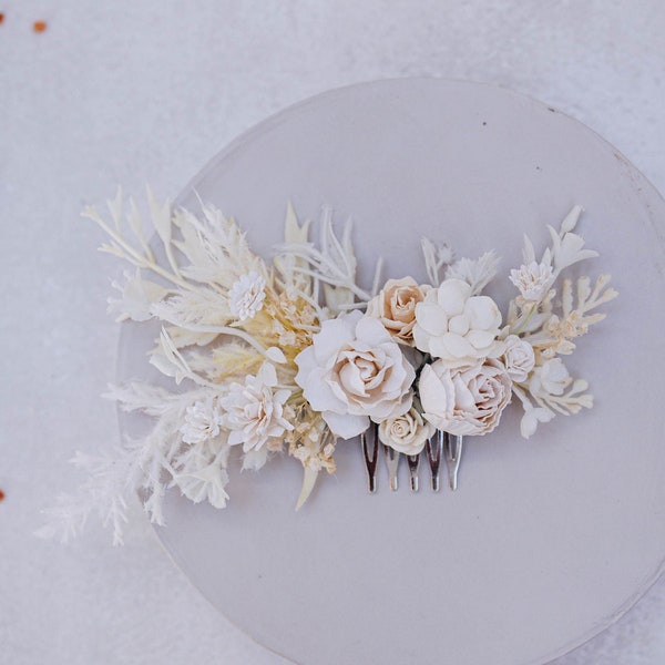 Peigne à cheveux de mariée avec fleurs blanches et crème, herbe de la pampa. Coiffe de mariage Boho. Fleurs de cheveux de demoiselle d'honneur, accessoire de cheveux de fille de fleur