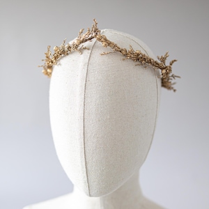 Ein handgefertigter Elf Tiara Märchen-Haarschmuck, verziert mit goldenen Blättern und lavendel. Die Krone ist federleicht, flexibel und drückt nicht. Ideal für Renaissance-Festivals, Hochzeiten, Themenpartys und mehr. Blumenkranz mit Strasssteinen. Trockenblumen Haarschmuck. Grüner Headpiece. Goddess headpiece. Prinzess tiara. Göttin Blatt Stirnban. Lorbeerkranz. Kleopatra Haarschmuck