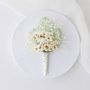 Boutonniere for the groom with dried flowers in ivory. Buttonhole with preserved flowers for groomsman.