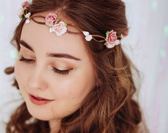 Couronne de fleurs pour la mariée - fleurs rose poudré, rose poudré. Coiffe de mariage bohème. Accessoire de cheveux rustique pour la douche nuptiale et la fête de révélation de genre