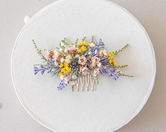 Braut Haarkamm mit Trockenblumen. Bunter Haarschmuck für die Braut mit Schleierkraut. Romantische Haarblumen in Pastellfarben, lila und gelb