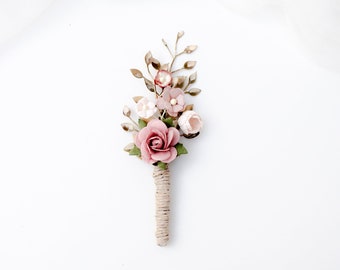 Boutonniere per lo sposo Boho e Rustic Wedding. Spilla fiore con foglie d'oro, ruskus, fogliame, rose in rosa polveroso