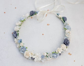 Stoffige blauwe bloemkroon. Bruidshoofddeksel, haarkrans, sprookjeskroon, bruiloftshaaraccessoires. Boho hoofdband met rozen in blauw en ivoor