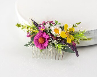 Kleurrijke haarkam met madeliefjes, lavendel en gedroogde adem voor een zomerse bruiloft. Hoofddeksel met weidebloemen.