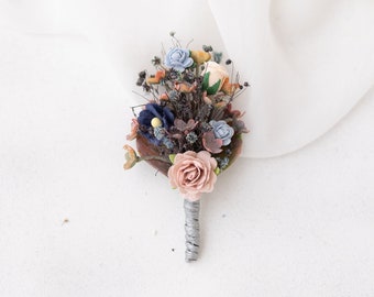 Boutonniere in rosé und blau. Hochzeit Ansteckblume. Anstecker für den Bräutigam mit Blüten. Boho Blütenanstecker