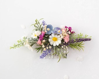 Kleurrijke haarkam met madeliefjes, lavendel en gedroogde adem voor een zomerse bruiloft. Hoofddeksel met weidebloemen.