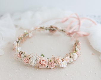 Couronne de fleurs séchées avec des gypsophiles et des roses cendrées. Bandeau de mariée, couronne de cheveux de fleurs, couronne de fée, bandeau de mariage rose poudré