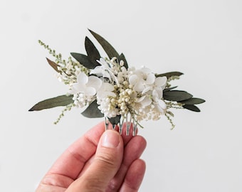 Ivory hair comb with dried flowers, eucalyptus and baby's breath. Off-white and green bridal headpiece. Boho wedding hair comb with greenery