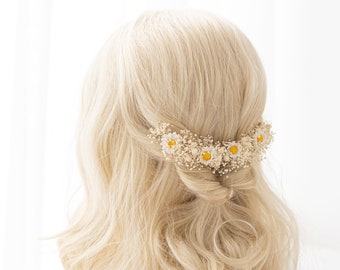 Braut Haarschmuck mit Trockenblumen. Hochzeit Haarschmuck für die Braut mit Schleierkraut und Gänseblümchen. Romantische Haarblumen