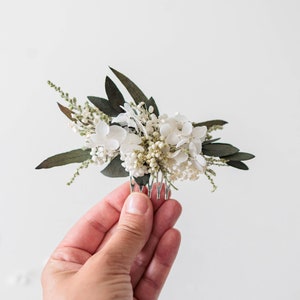 Ivory hair comb with dried flowers, eucalyptus and baby's breath. Off-white and green bridal headpiece. Boho wedding hair comb with greenery