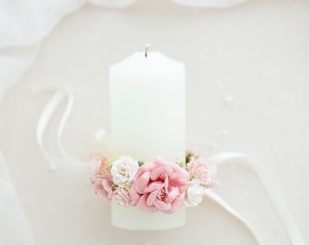 Corona de velas con flores de color rosa polvoriento y aliento de bebé seco. Corona de flores con velas para primera comunión. Decoración de velas con flores.