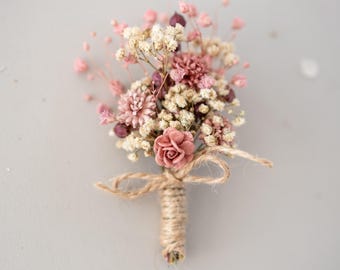 ドライフラワーをあしらったダスティピンクのブートニア
