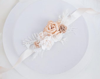 Boho bridesmaid wrist corsage with roses, pampas grass, eucalyptus and ruscus in white, ivory, beige. Bride and bridesmaids floral bracelet
