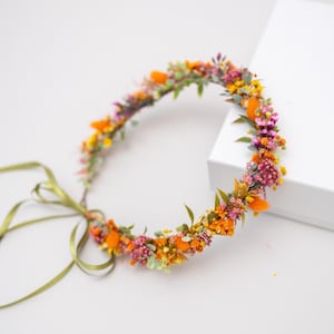 Corona de flores naranjas y rosas con flores secas - Corona para el cabello de novia - Corona floral para el cabello perfecta para bodas de verano y ocasiones especiales