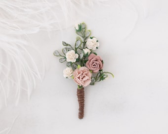 Boutonniere in altrosa und ivory. Hochzeit Ansteckblume. Anstecker für den Bräutigam mit Blüten. Boho Blütenanstecker