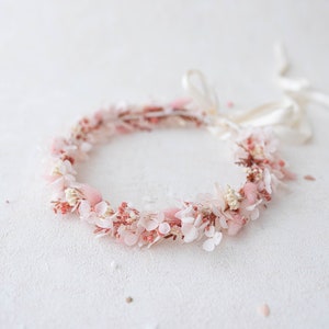 Dried flower crown with baby&#39;s breath and hydrangea in dusty pink. Bridal headpiece, flower hair wreath, preserved flowers fairy crown