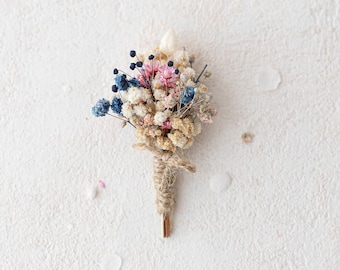 Boutonniere for the groom with dried flowers in blush pink. Buttonhole with preserved flowers for groomsman with baby&#39;s breath hydrangea