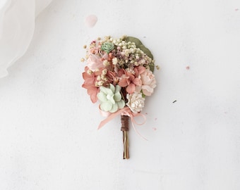 Trockenblumen Boutonniere mit Hortensien. Hochzeit Ansteckblume. Anstecker für den Bräutigam mit Blüten. Blütenanstecker