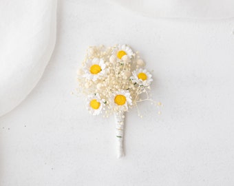 Boutonnière pour le marié avec des gypsophiles séchés et des marguerites. Boutonnière avec fleurs séchées. Corsage pour garçon d'honneur et garçon d'honneur