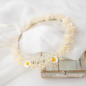 Daisy Flower Crown. Baby&#39;s breath hair Wreath for Brides and Bridesmaids. Flower head piece with dried flowers. Daisies wreath