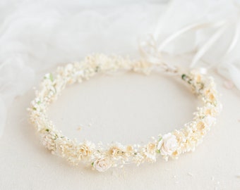 Corona di fiori secchi con alito di bambino e fiori stabilizzati in crema. Copricapo da sposa, ghirlanda di capelli di fiori, corona di fata con fiori conservati