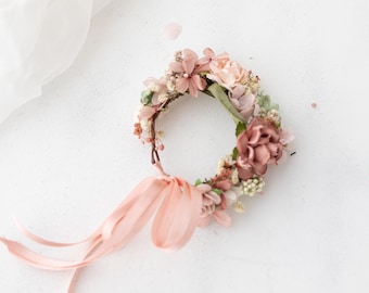 Wedding wrist corsage with dried flowers, roses, peonies, hydrangea and eucalyptus in sage green, blush pink, dusty pink and blush pink