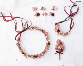 Corona di fiori secchi, forcine e bottoniera in rosa cipria e bordeaux. Accessori per matrimonio con fiori secchi. Sposa e damigelle boho